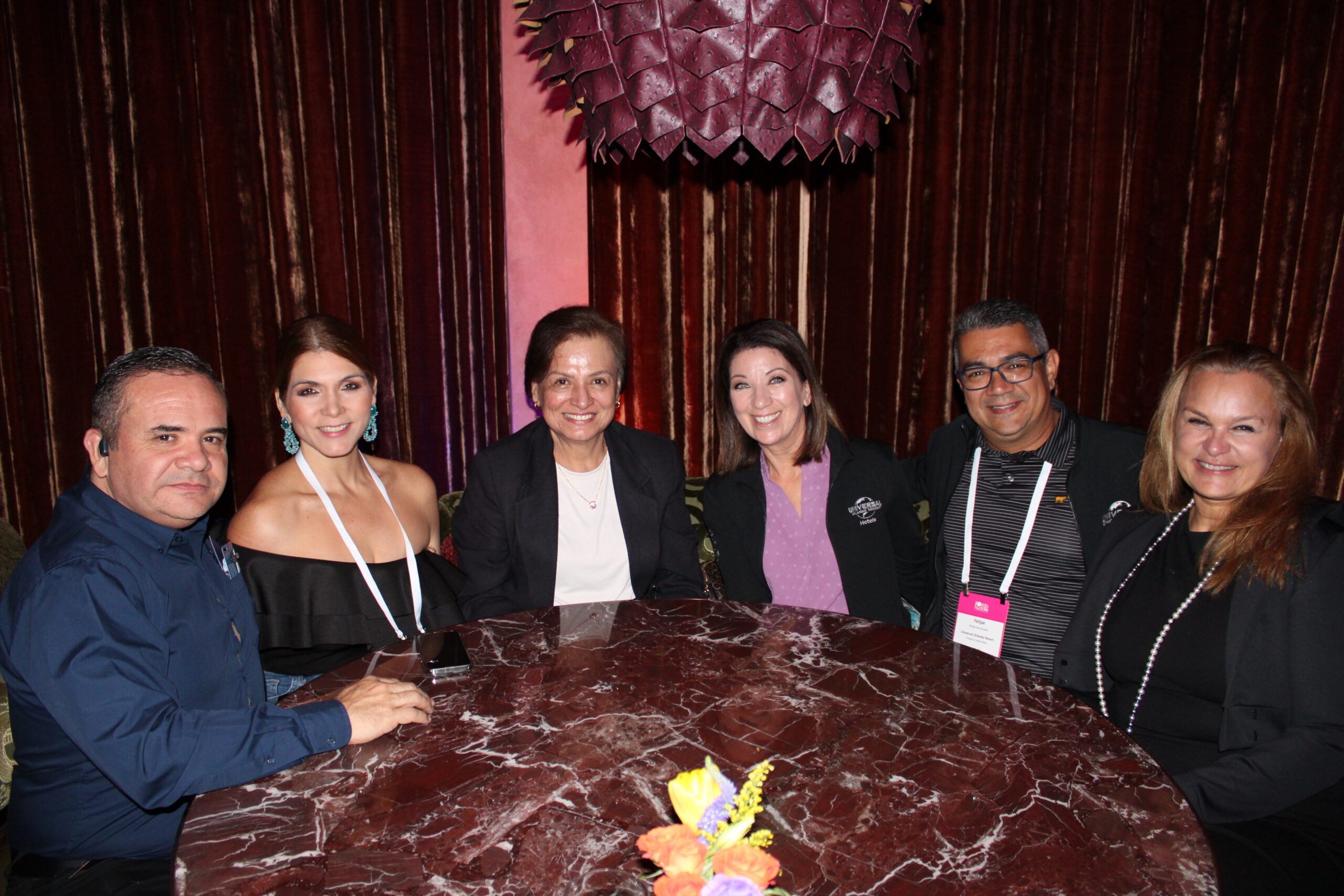 Carlos Montoya, da A&B Travel, Elaine Leone, da Azabache, Ana Gonzalez, do Magic Village, Loretta Love e Felipe Hernandez, da Universal, e Marianna Silva, da Personal RGE Tours Carlos Montoya, da A&B Travel, Elaine Leone, da Azabache, Ana Gonzalez, do Magic Village, Loretta Love e Felipe Hernandez, da Universal, e Marianna Silva, da Personal RGE Tours