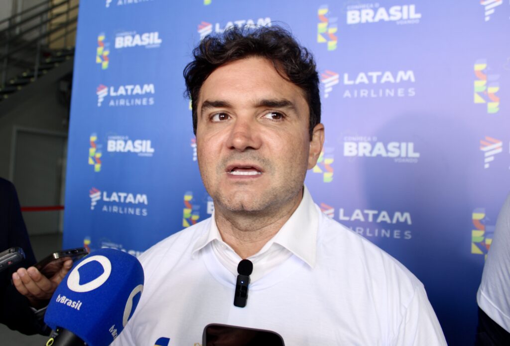 Ministro diz que "Voa Brasil" começa neste mês e confirma Feirão Nacional do Turismo para maio 1 Celso Sabino concedeu entrevista coletiva Ministro diz que "Voa Brasil" começa neste mês e confirma Feirão Nacional do Turismo para maio