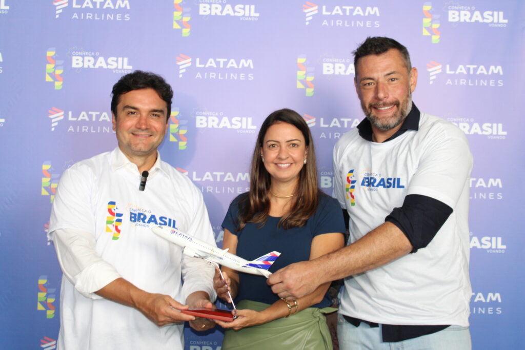Celso Sabino, ministro do Turismo, Aline Mafra, diretora de Vendas e Marketing da Latam, e Fernando Marangoni, deputado federal Celso Sabino, ministro do Turismo, Aline Mafra, diretora de Vendas e Marketing da Latam, e Fernando Marangoni, deputado federal
