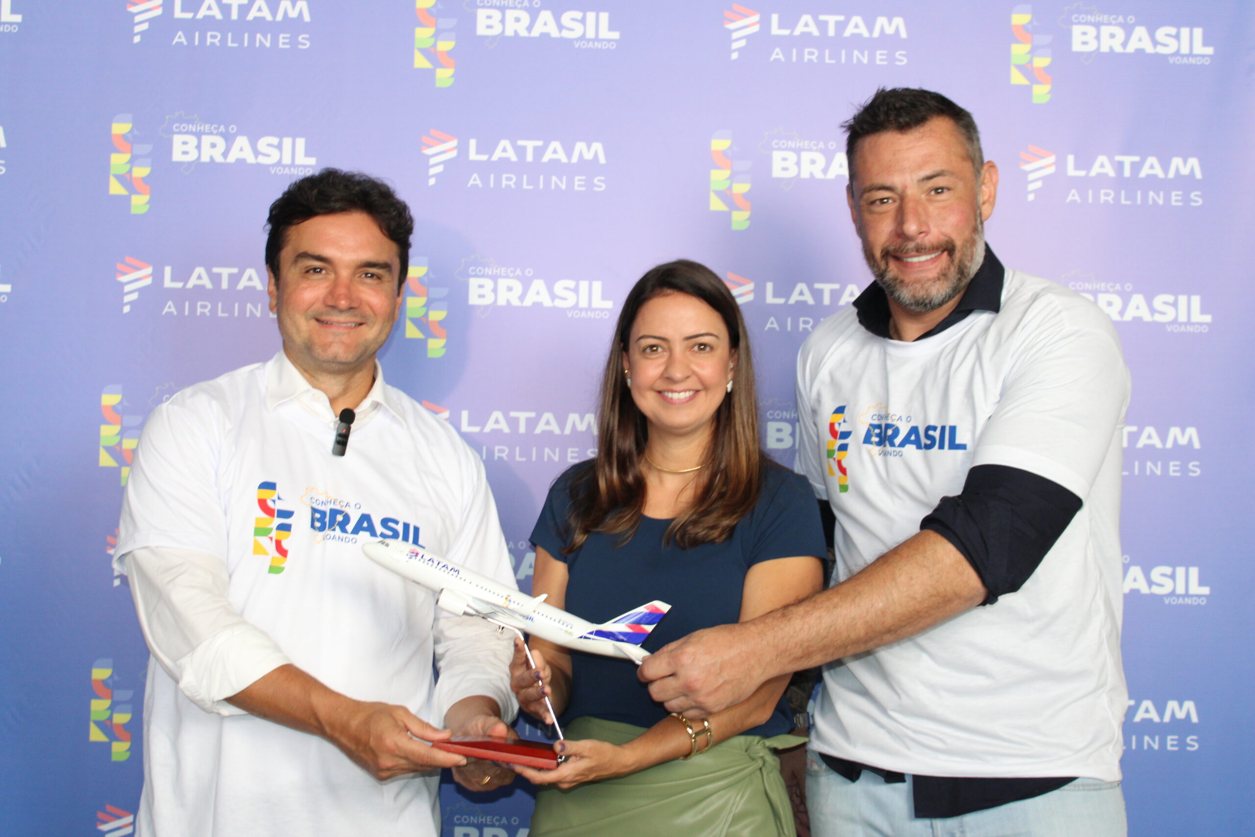 Celso Sabino, ministro do Turismo, Aline Mafra, diretora de Vendas e Marketing da Latam, e Fernando Marangoni, deputado federal