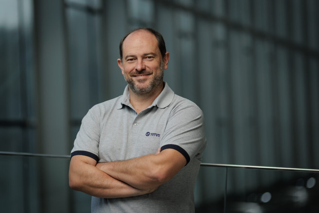 OPINIÃO - Como os hotéis podem aumentar a receita e potencializar resultados em 2024 1 Claudio Cordeiro diretor de produtos de Hotelaria da TOTVS OPINIÃO - Como os hotéis podem aumentar a receita e potencializar resultados em 2024