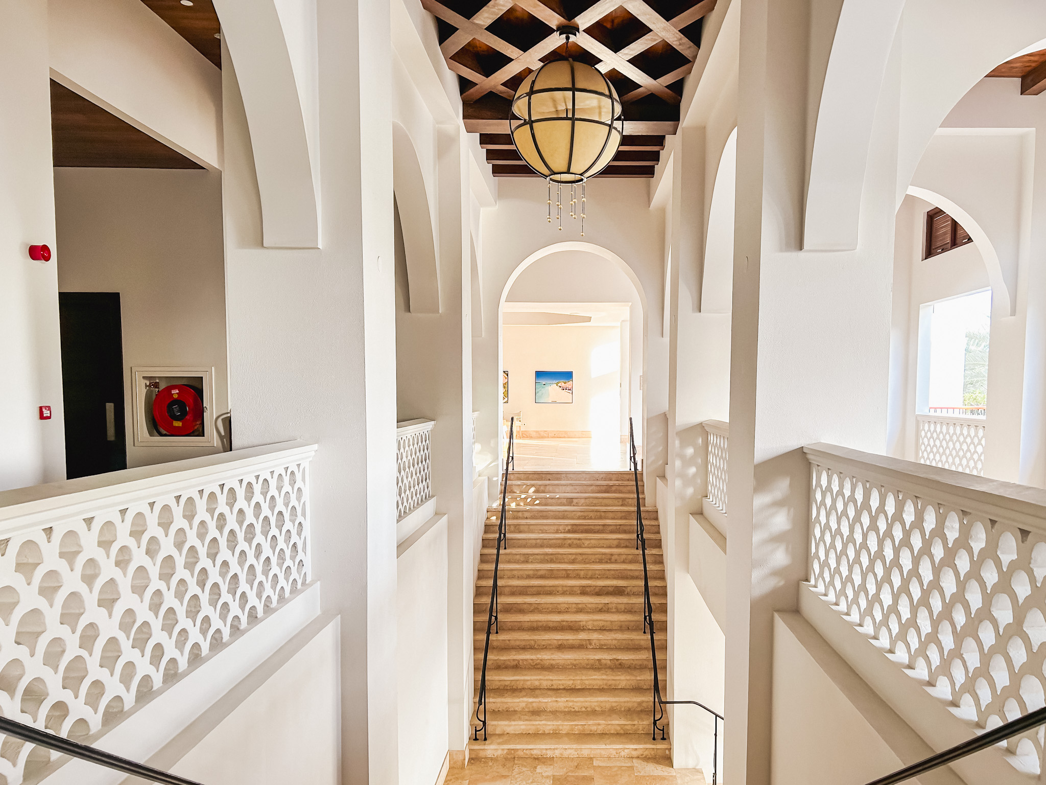 Corredor de conexão entre diferentes áreas do prédio principal no Sandals Curaçao Corredor de conexão entre diferentes áreas do prédio principal no Sandals Curaçao