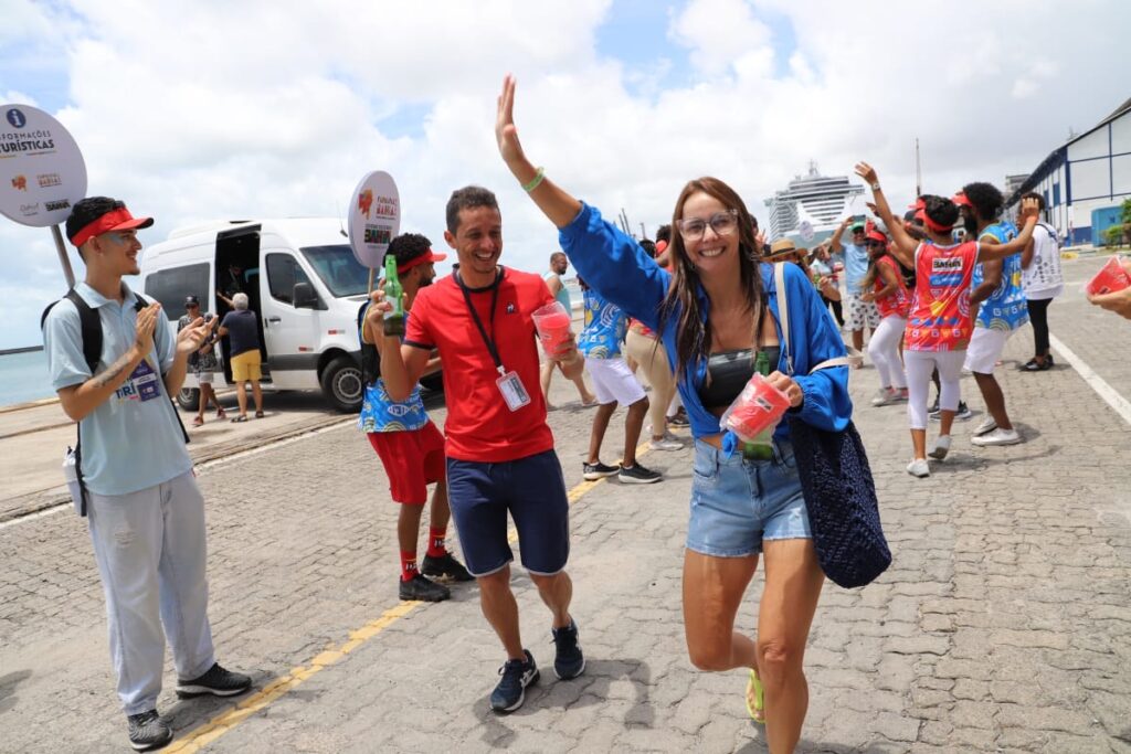 Cruzeiristas no Carnaval Carnaval da Bahia recebe milhares de foliões de cruzeiros marítimos