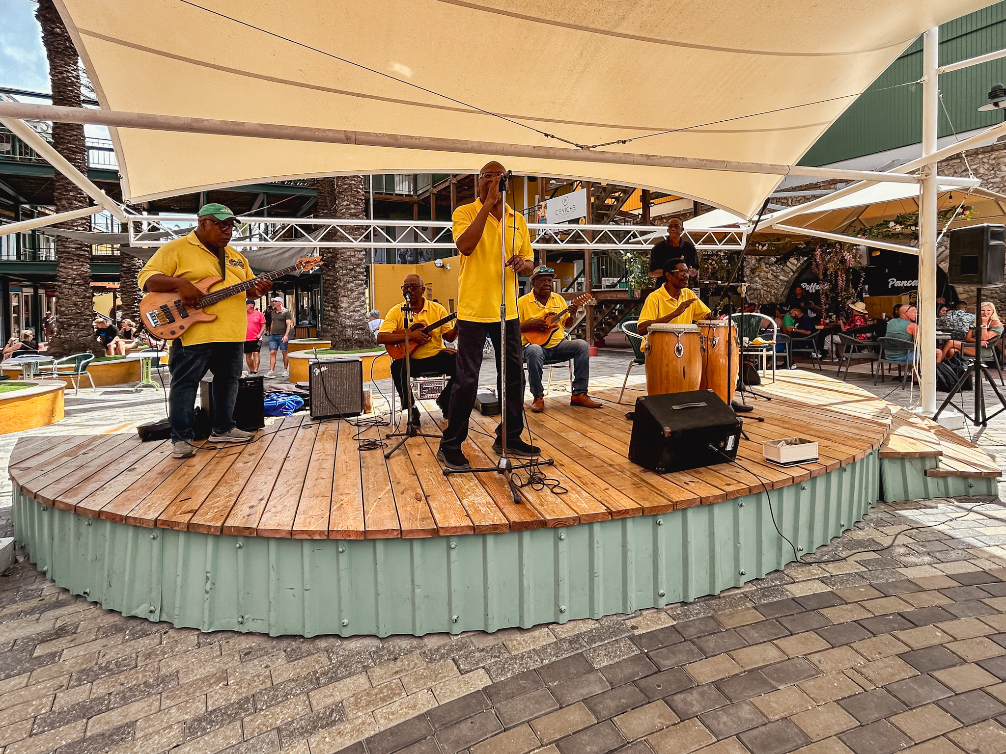 Música ao vivo é tocada regularmente no Fort Rif Música ao vivo é tocada regularmente no Fort Rif