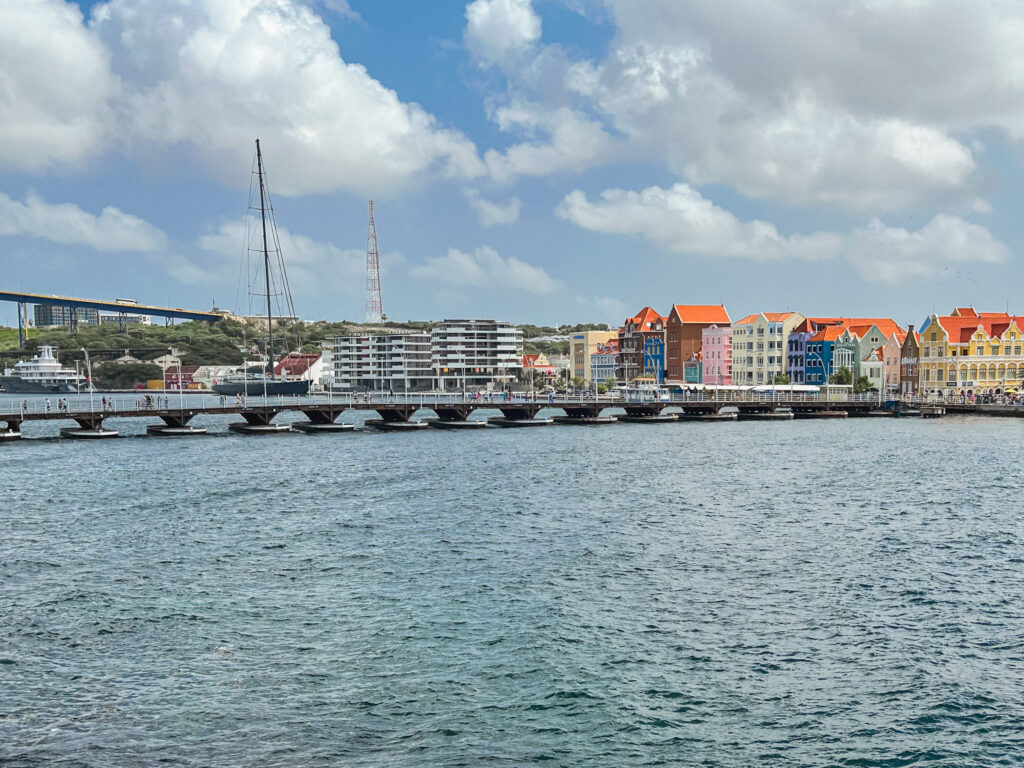 Otrobanda, um dos principais bairros de Willemstad Otrobanda, um dos principais bairros de Willemstad
