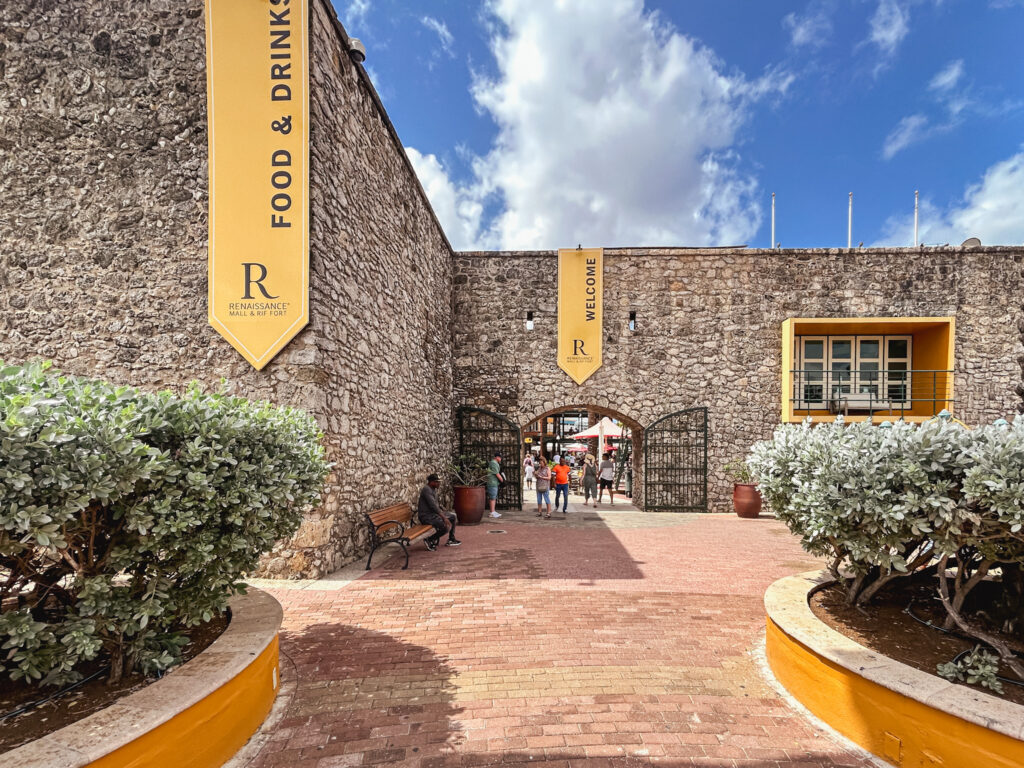 Fort Rif, local com um centro comercial e as instalações de um hotel Reinassance Fort Rif, local com um centro comercial e as instalações de um hotel Reinassance