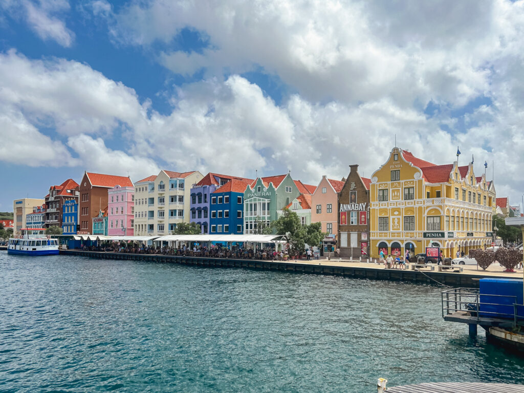 Em Otrobanda, os prédios são coloridos formando uma paisagem graciosa e vibrante Em Otrobanda, os prédios são coloridos formando uma paisagem graciosa e vibrante