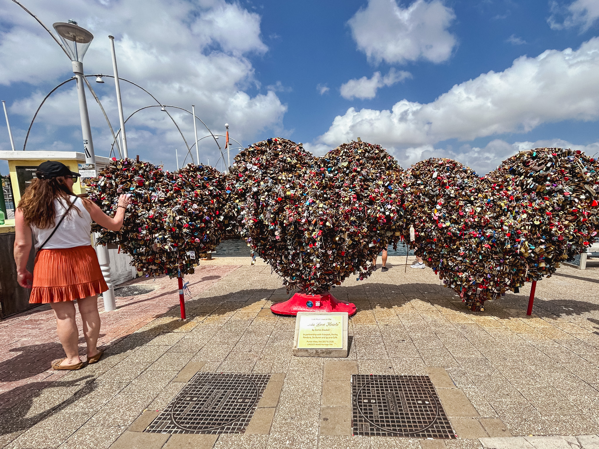 Ao final da ponte Rainha Emma há uma escultura em que os turistas colocam cadeados, para celebrar o amor com seus parceiros Ao final da ponte Rainha Emma há uma escultura em que os turistas colocam cadeados, para celebrar o amor com seus parceiros