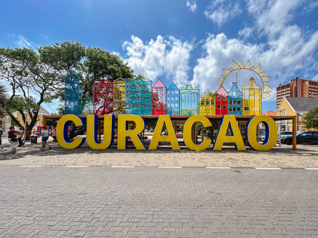Letreiro de Curaçao, um dos cenários instagramáveis da cidade Letreiro de Curaçao, um dos cenários instagramáveis da cidade