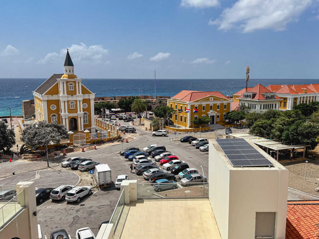 Vista para Otrobanda de um rooftop na cidade Vista para Otrobanda de um rooftop na cidade