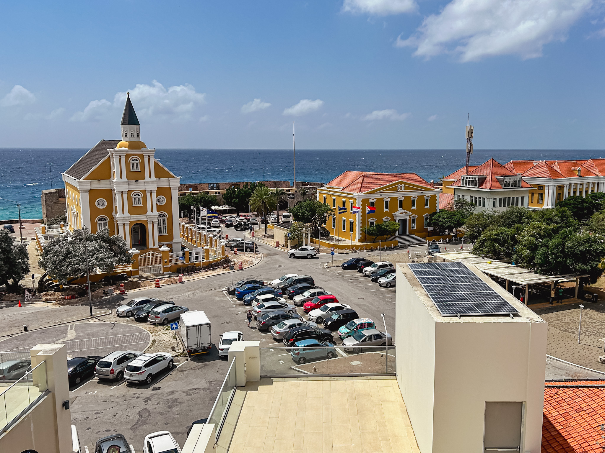 Vista para Otrobanda de um rooftop na cidade Vista para Otrobanda de um rooftop na cidade