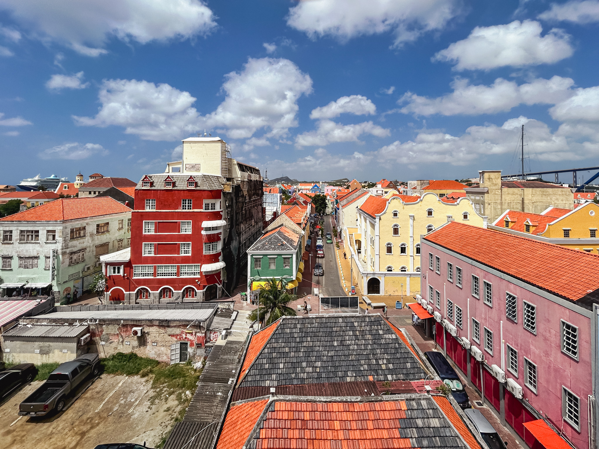 Cenário colorido de Otrobanda, a partir de um dos vários rooftops da cidade Cenário colorido de Otrobanda, a partir de um dos vários rooftops da cidade