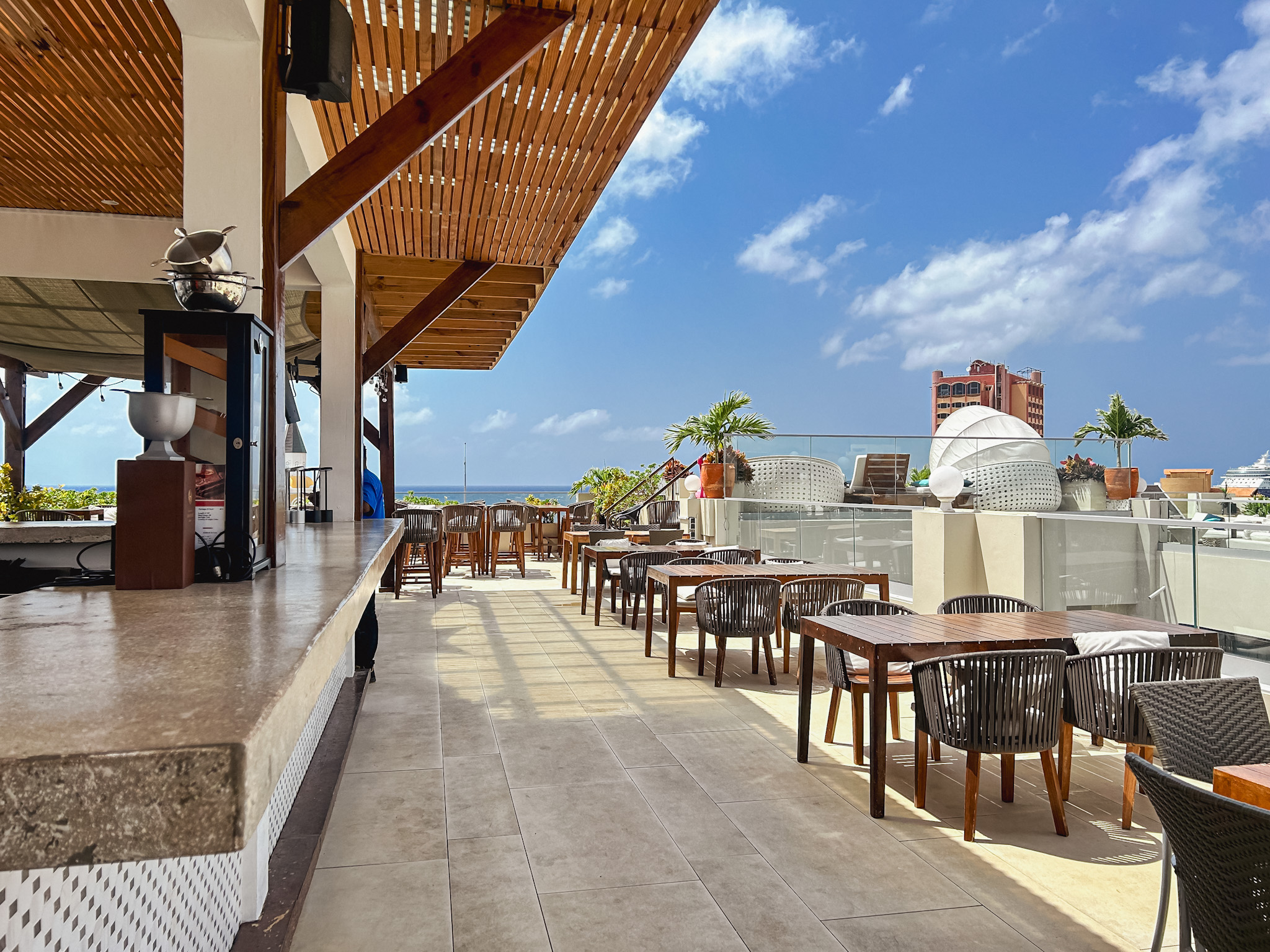 Em Willemstad é fácil encontrar bares e restaurantes que tenham vista privilegiada para o mar Em Willemstad é fácil encontrar bares e restaurantes que tenham vista privilegiada para o mar