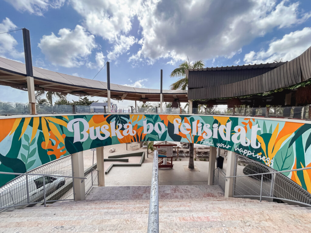 Em Mambo Beach, o complexo comercial possui dois andares, com murais em grafite para decorar e valorizar a arte da cidade Em Mambo Beach, o complexo comercial possui dois andares, com murais em grafite para decorar e valorizar a arte da cidade