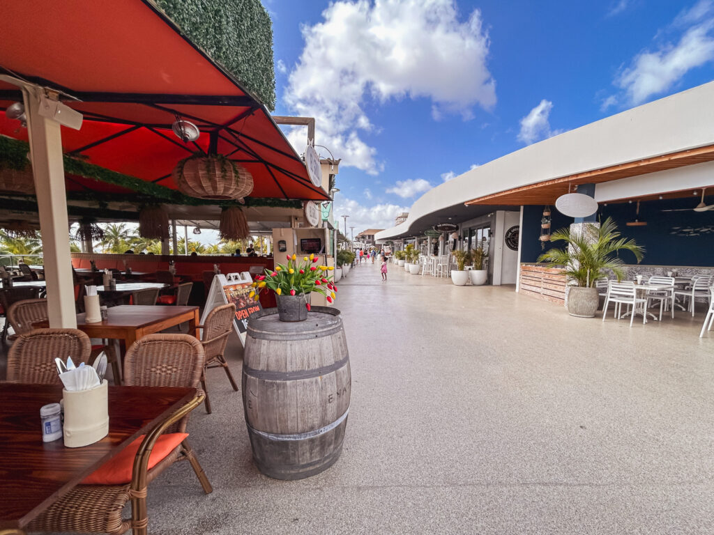 Restaurantes especializados em frutos do mar, comida oriental, italiana e carnes estão em funcionamento no complexo comercial de Mambo Beach