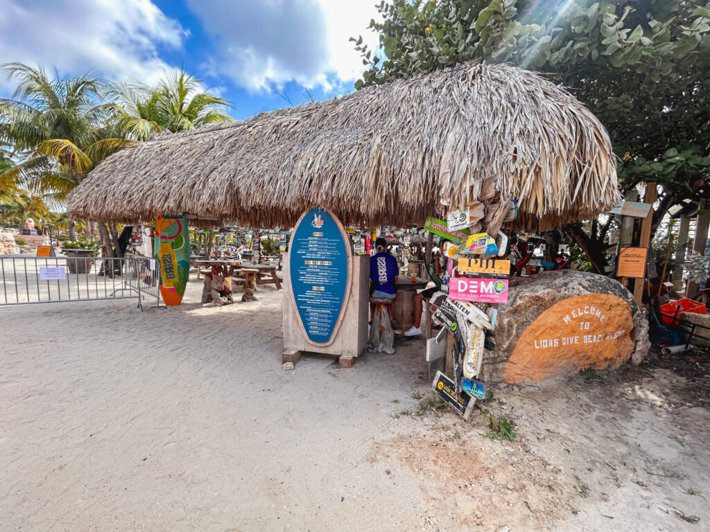 Beach Clubs na areia ofertam espreguiçadeiras e guarda-sóis Beach Clubs na areia ofertam espreguiçadeiras e guarda-sóis