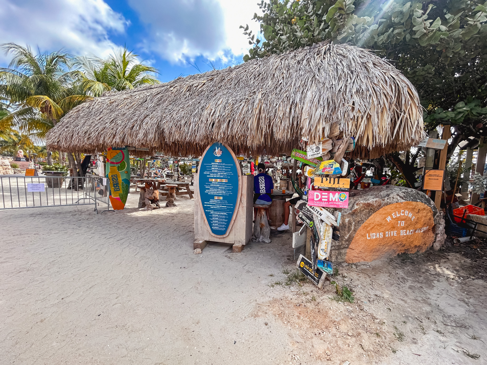 Beach Clubs na areia ofertam espreguiçadeiras e guarda-sóis Beach Clubs na areia ofertam espreguiçadeiras e guarda-sóis