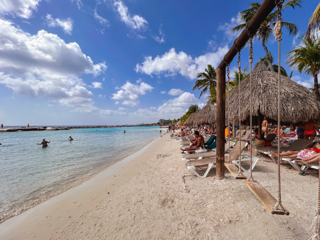 O mar em Mambo Beach é calmo e morno, assemelhando-se a uma piscina O mar em Mambo Beach é calmo e morno, assemelhando-se a uma piscina