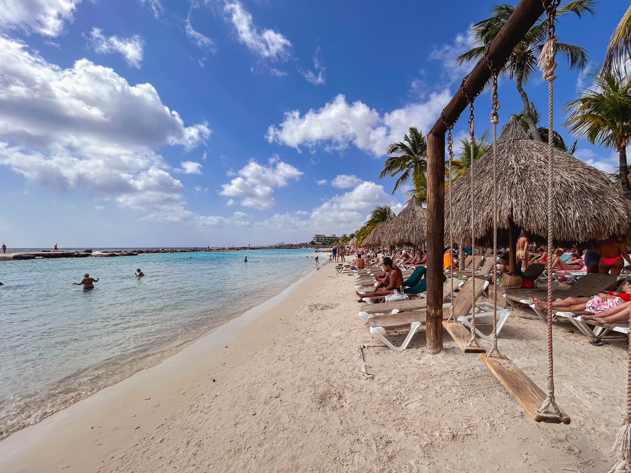 O mar em Mambo Beach é calmo e morno, assemelhando-se a uma piscina O mar em Mambo Beach é calmo e morno, assemelhando-se a uma piscina