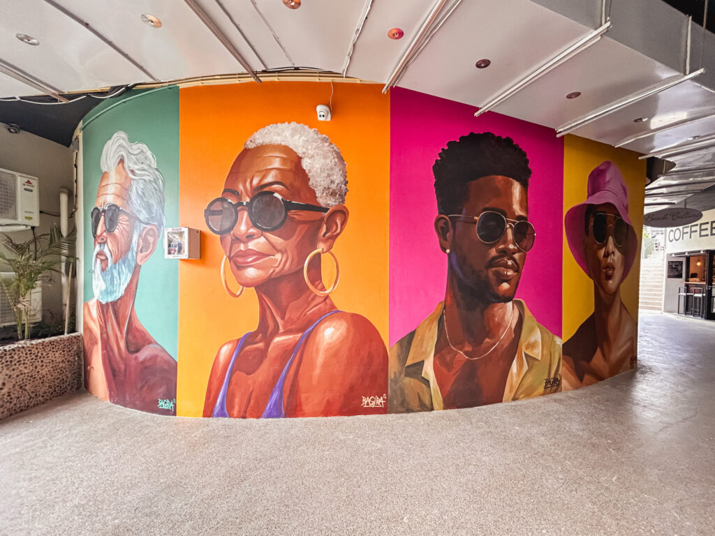 Mural artístico destacando artistas locais Mural artístico destacando artistas locais