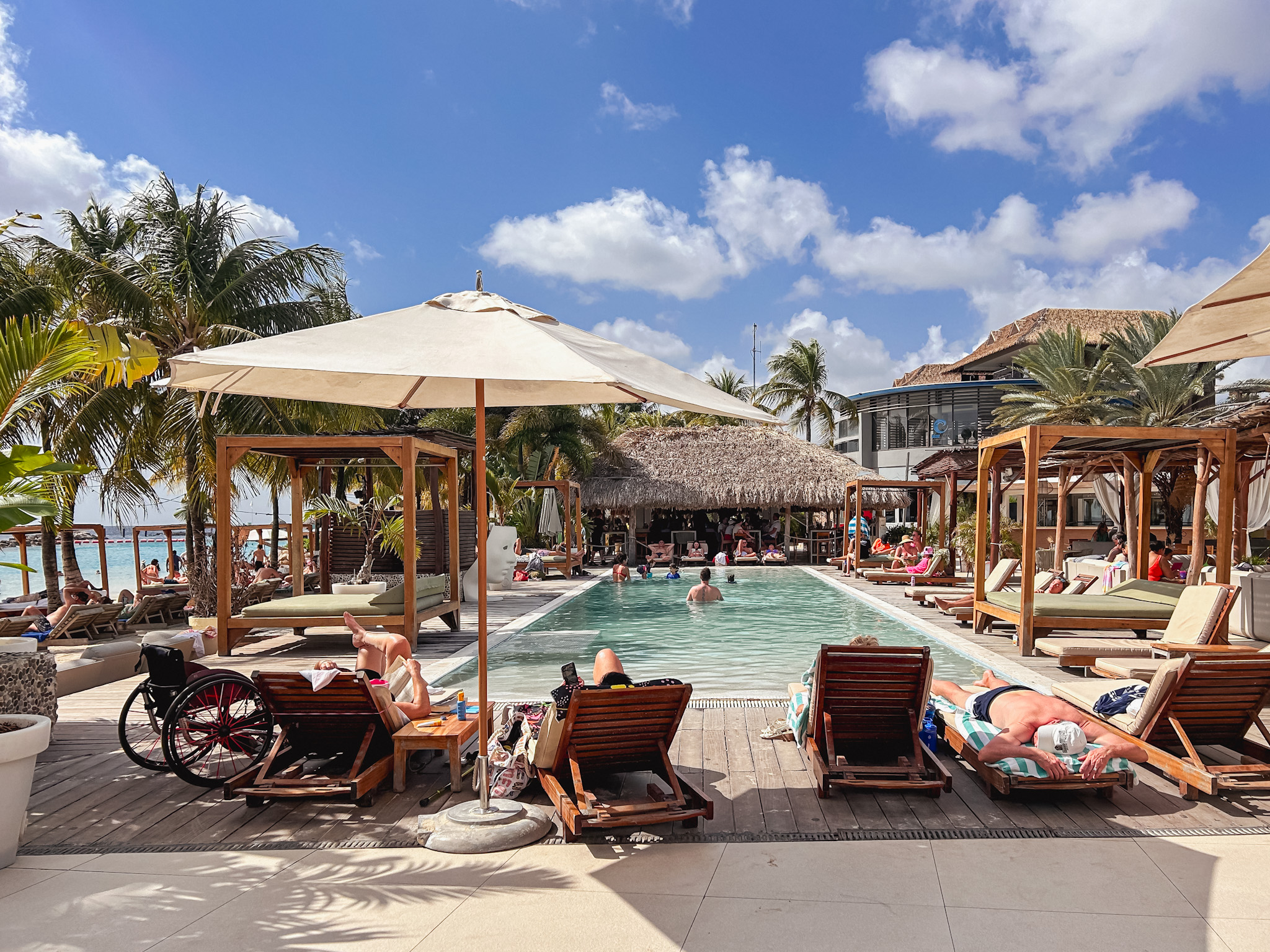 Em Mambo Beach há um beach club com piscina, que à noite vira uma balada Em Mambo Beach há um beach club com piscina, que à noite vira uma balada