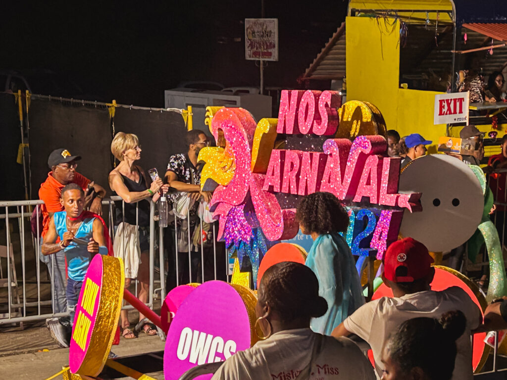 O desfile conta com carros alegóricos, música e grupos dançando e performando na avenida O desfile conta com carros alegóricos, música e grupos dançando e performando na avenida
