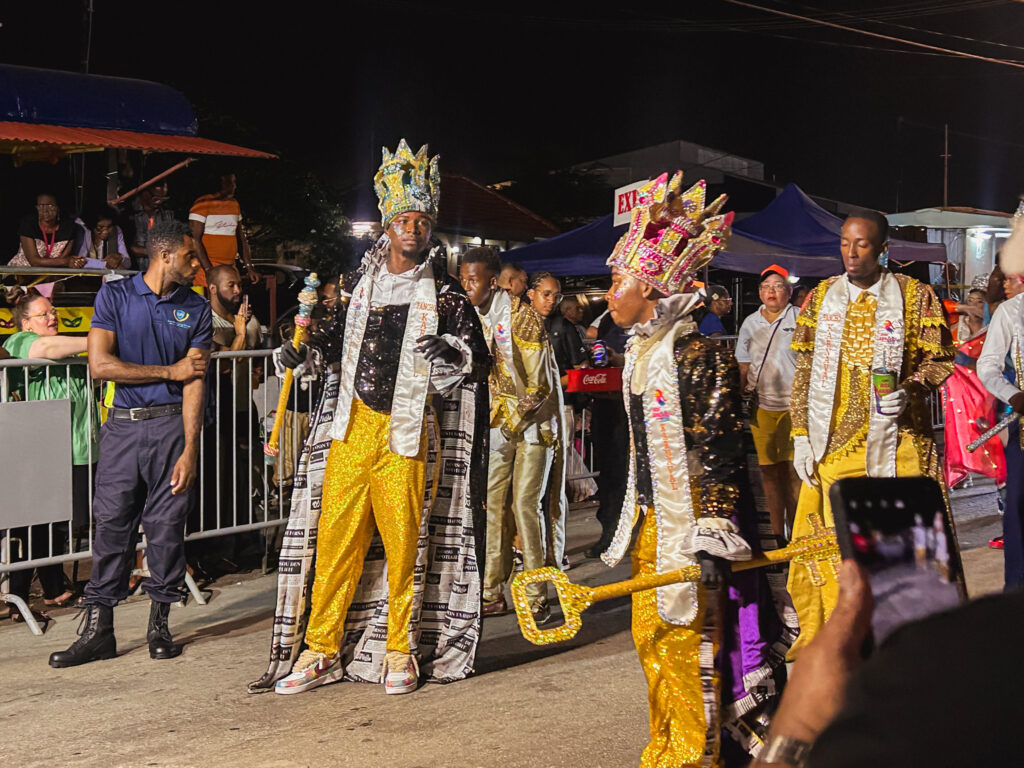 Assim como no carnaval brasileiro, há o rei e rainha da festa Assim como no carnaval brasileiro, há o rei e rainha da festa