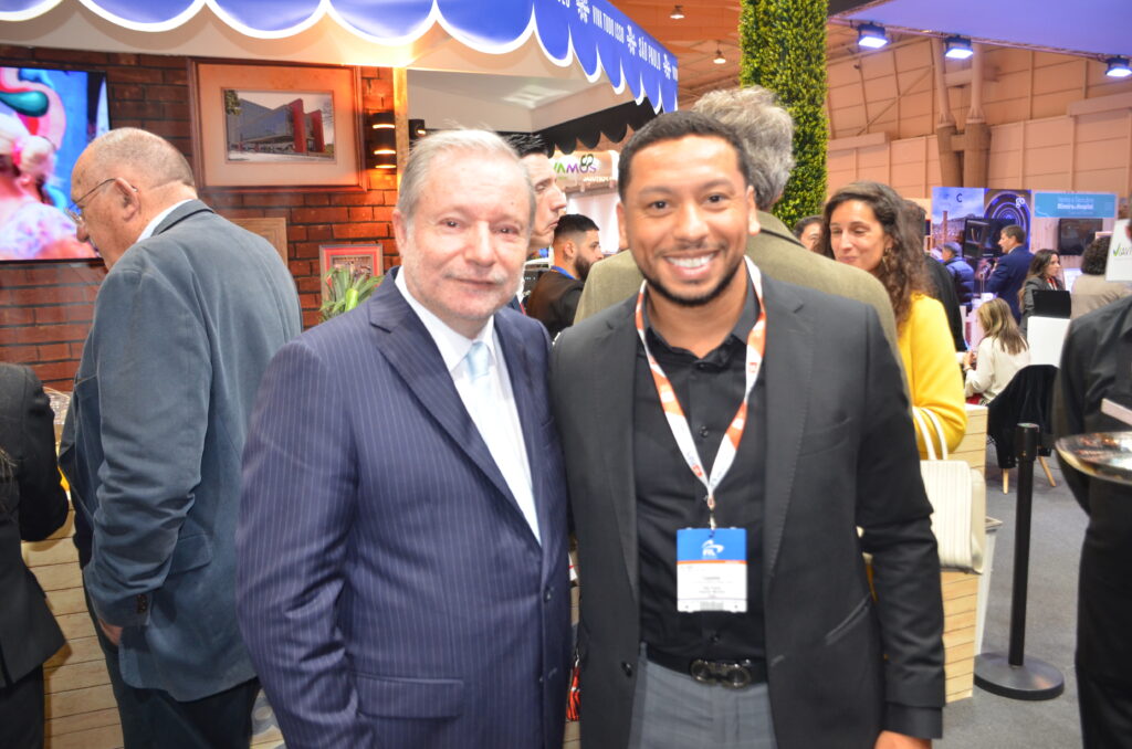 Pedro Costa Ferreira, presidente da Apavt, com Rodolfo Marinho, secretário municipal de Turismo de São Paulo