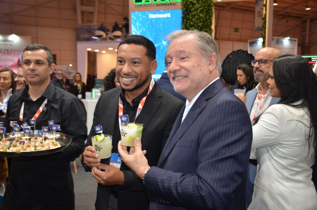 Pedro Costa Ferreira, presidente da Apavt com Rodolfo Marinho, secretário municipal de Turismo de São Paulo degustando uma caipirinha