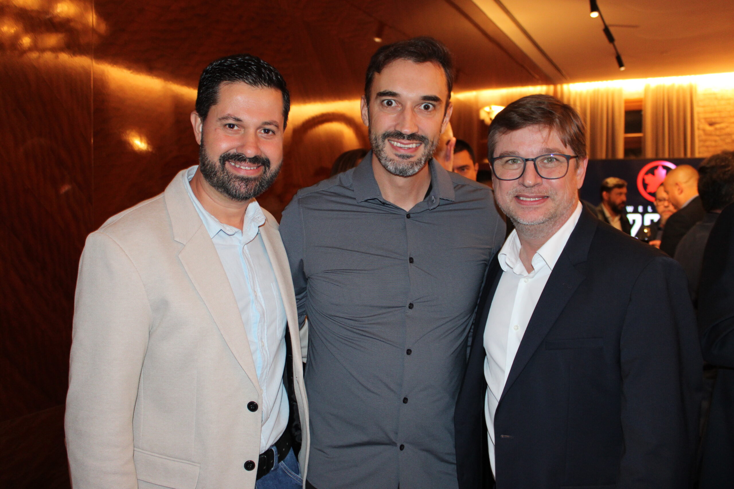 Daniel Caturani e Bob Rossato, da Decolar, com Rafael Monteiro, da CNT Daniel Caturani e Bob Rossato, da Decolar, com Rafael Monteiro, da CNT