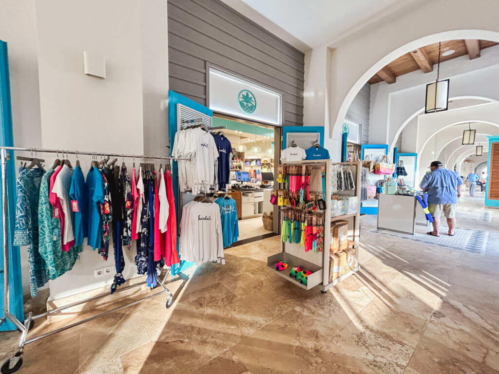 Dentro do Sandals Curaçao há uma loja de conveniência com roupas, souvenirs, cosméticos e acessórios eletrônicos