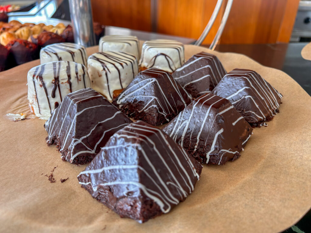 Doces estão à disposição no buffet