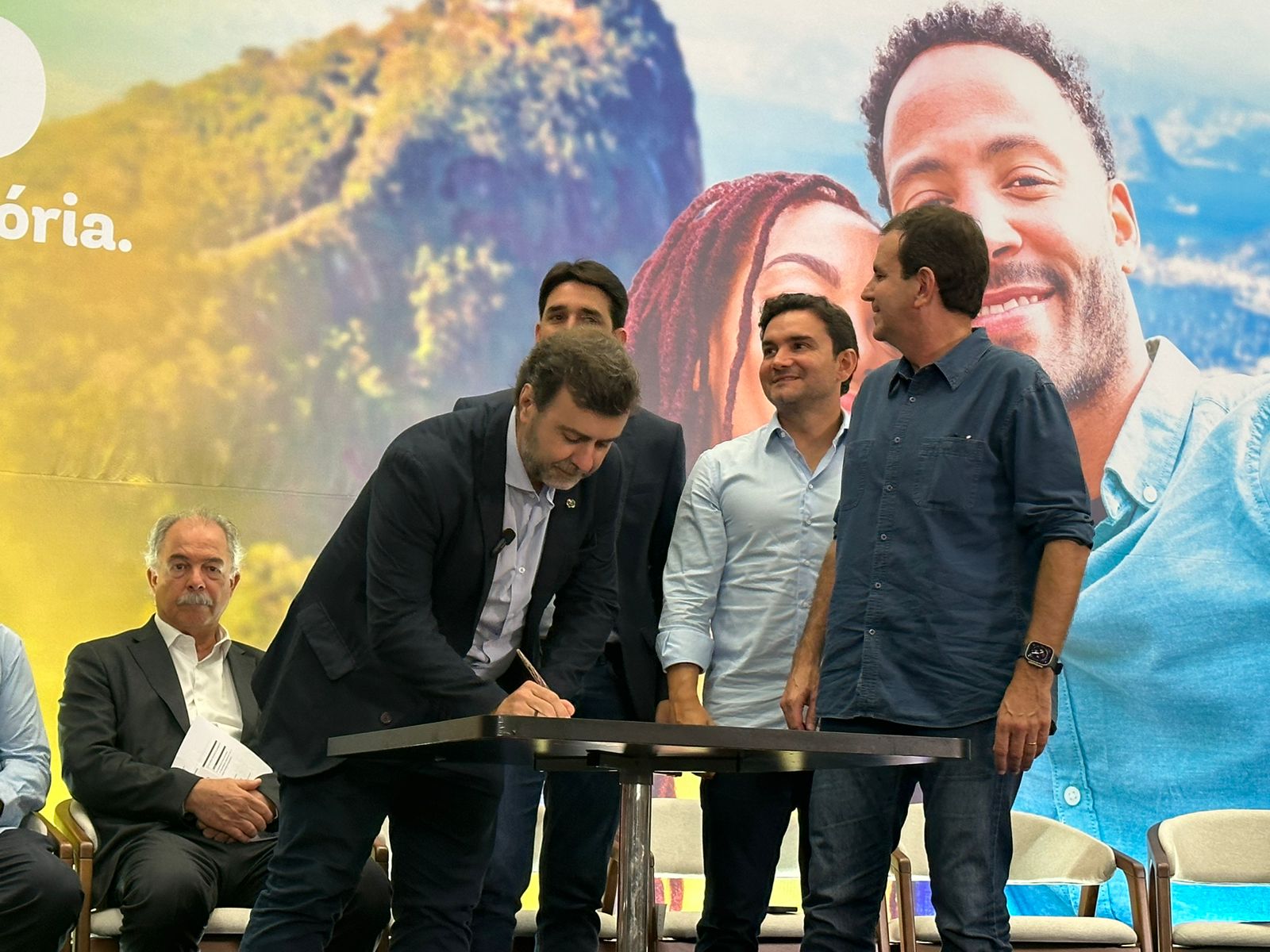 Duas importantes assinaturas fizeram parte do evento realizado no Galeão Duas importantes assinaturas fizeram parte do evento realizado no Galeão