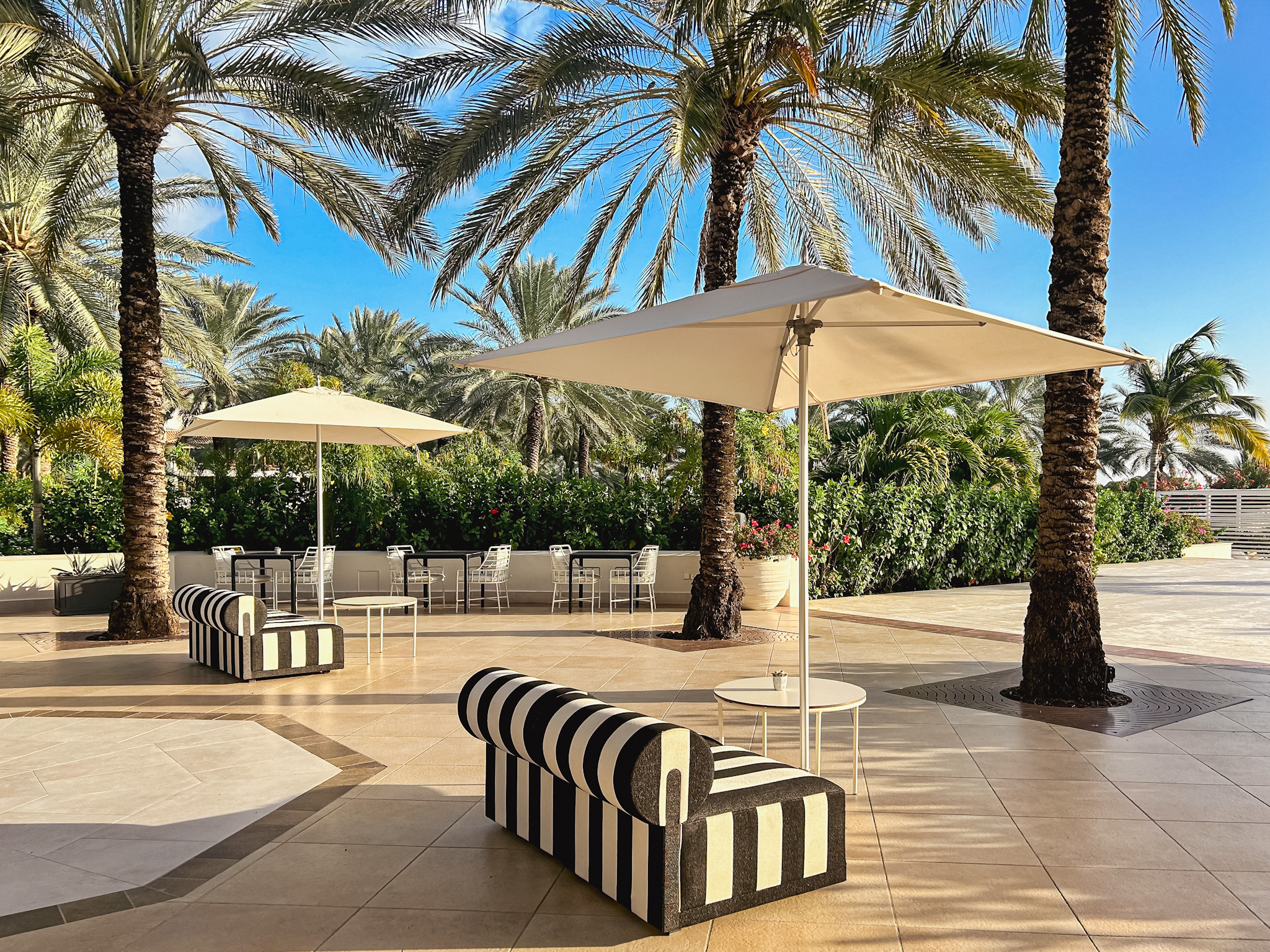 Em todo o Sandals Curaçao há lounges ao ar livre para os hóspedes relaxarem e interagirem Em todo o Sandals Curaçao há lounges ao ar livre para os hóspedes relaxarem e interagirem