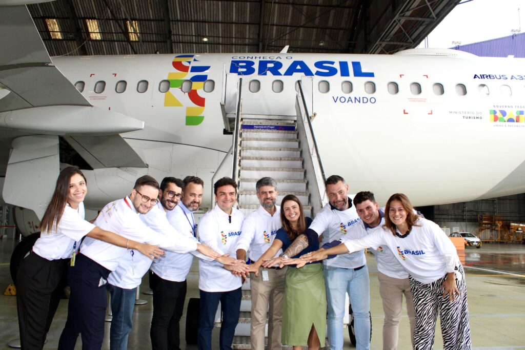 Equipe da Latam como ministro Celso Sabino Latam e MTur lançam primeira aeronave temática do programa “Conheça o Brasil: Voando”; fotos