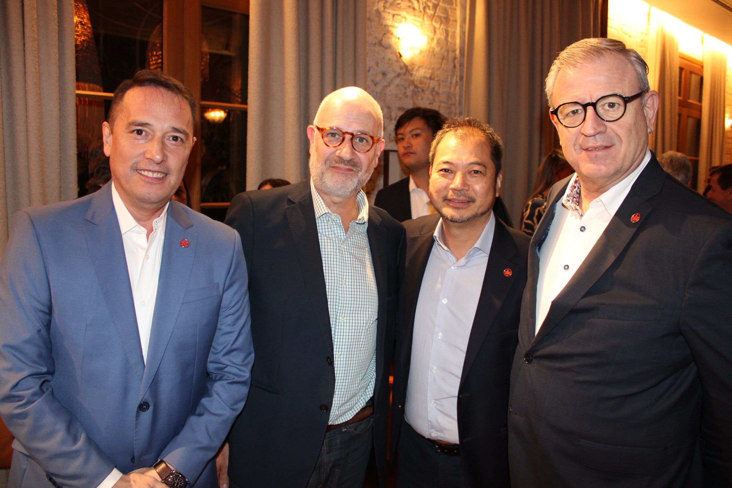 Ernesto Airosa, Giancarlo Takegawa e Luis Noriega, da Air Canada, com Cláudio Isolani, da BRT Ernesto Airosa, Giancarlo Takegawa e Luis Noriega, da Air Canada, com Cláudio Isolani, da BRT