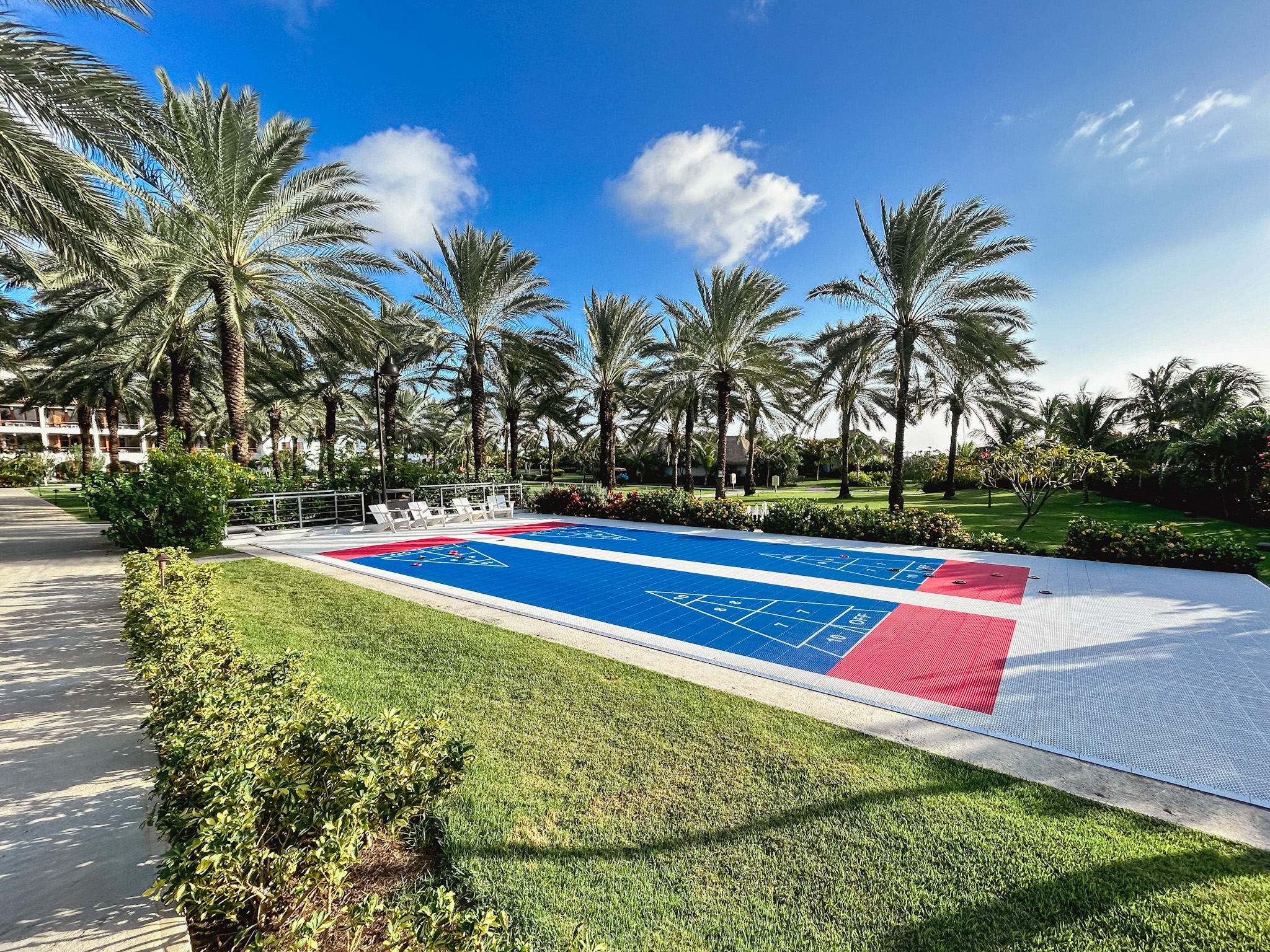 Espalhados pela propriedade do Sandals Curaçao há jogos projetados para duplas ou grupos, a fim de manager a interação dos hóspedes Espalhados pela propriedade do Sandals Curaçao há jogos projetados para duplas ou grupos, a fim de manager a interação dos hóspedes