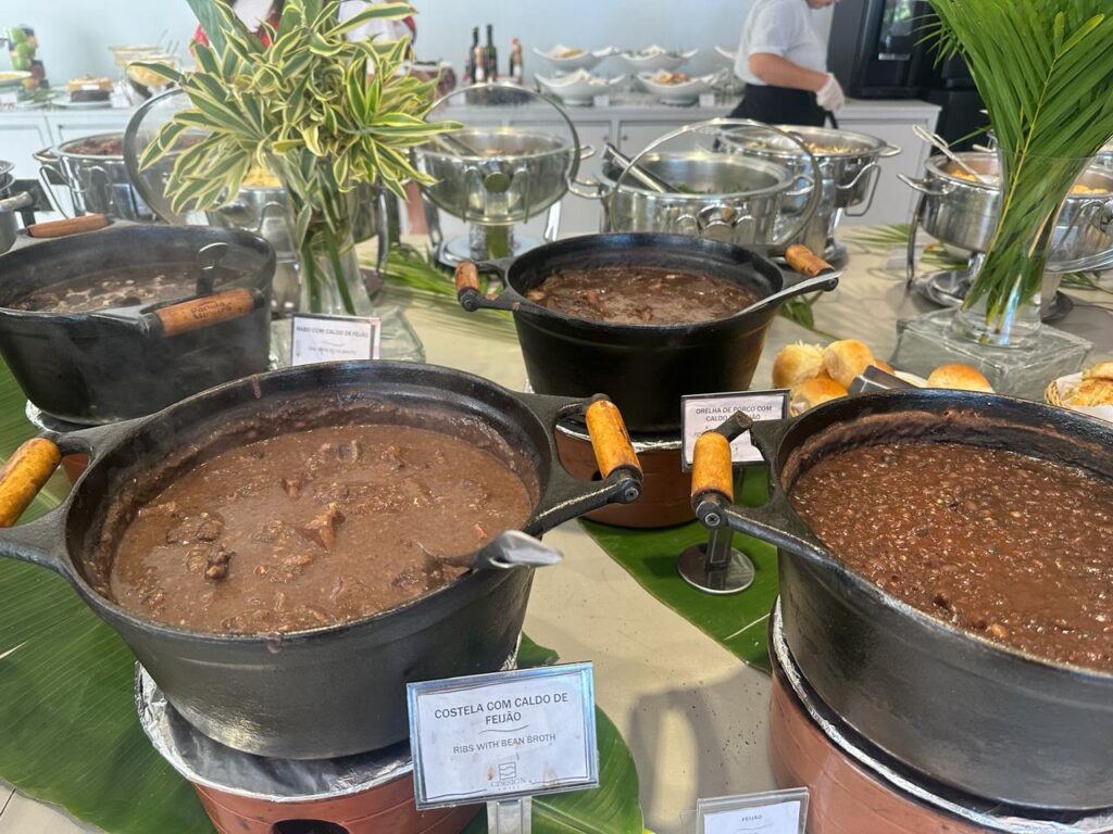 Feijoada reúne mais de 150 pessoas na tarde do sábado de Carnaval