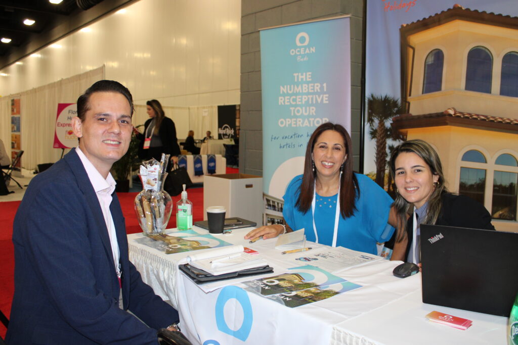 Felipe Cuadrado, da Abreu, com Celeste Herzog e Andrea Salazar, da Ocean Beds