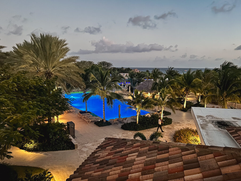 À noite as piscinas ficam iluminadas no Sandals Curaçao