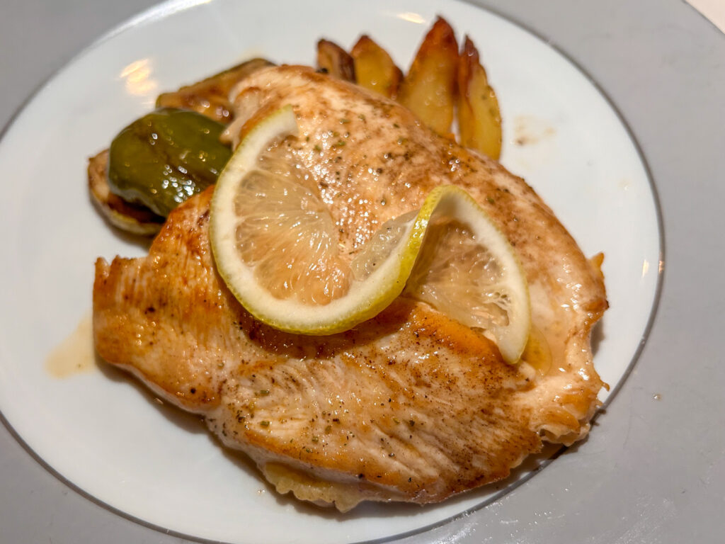 Frango com legumes cozidos e molho de limão