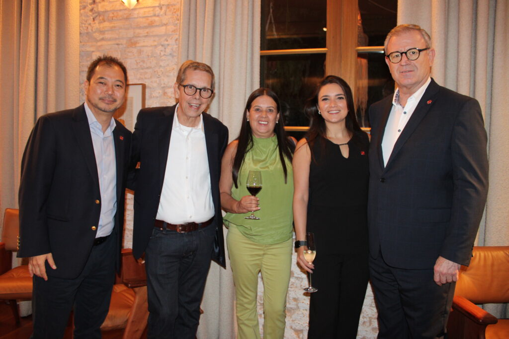 Giancarlo Takegawa, da Air Canada, Cassio Oliveira e Vivi Siqueira, da Sakura, e Lohana de Pietro e Luis Noriega, da Air Canada