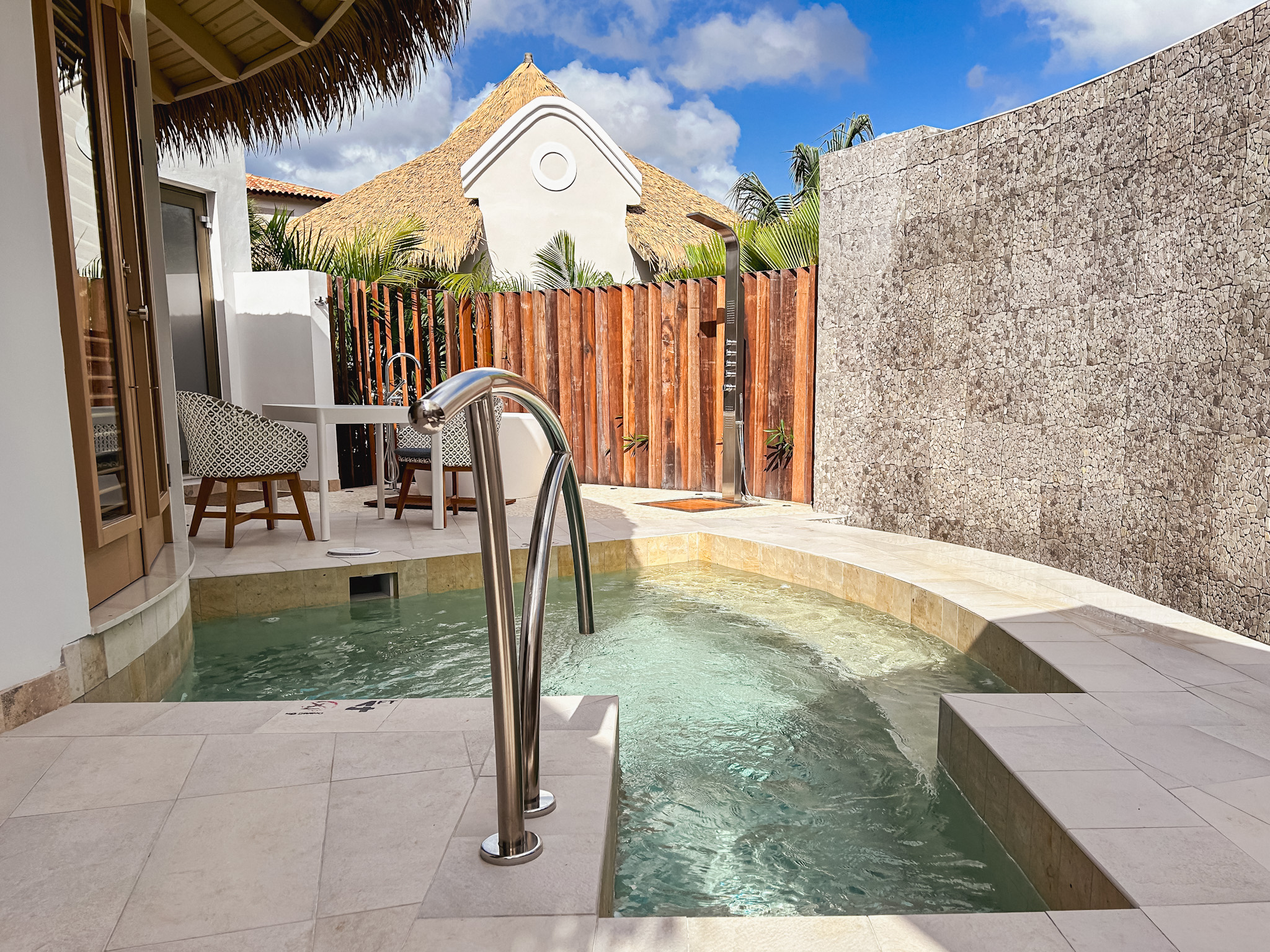 Além da piscina com jacuzzi, há uma banheira de imersão e chuveiro no pátio Além da piscina com jacuzzi, há uma banheira de imersão e chuveiro no pátio