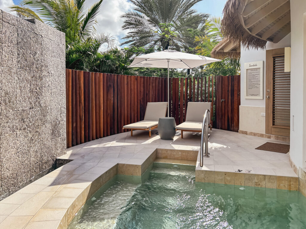 Interior da suite Sunchi Swim-up Club Level Beachfront junior Suite with patio tranquility soaking tub