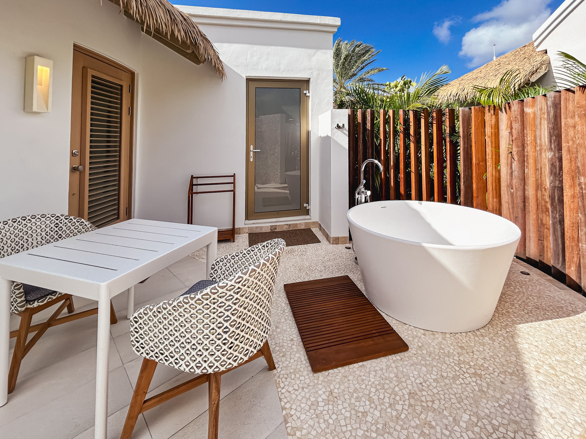 Banheira de imersão na área externa da Sunchi Swim-up Club Level Beachfront junior Suite Banheira de imersão na área externa da Sunchi Swim-up Club Level Beachfront junior Suite