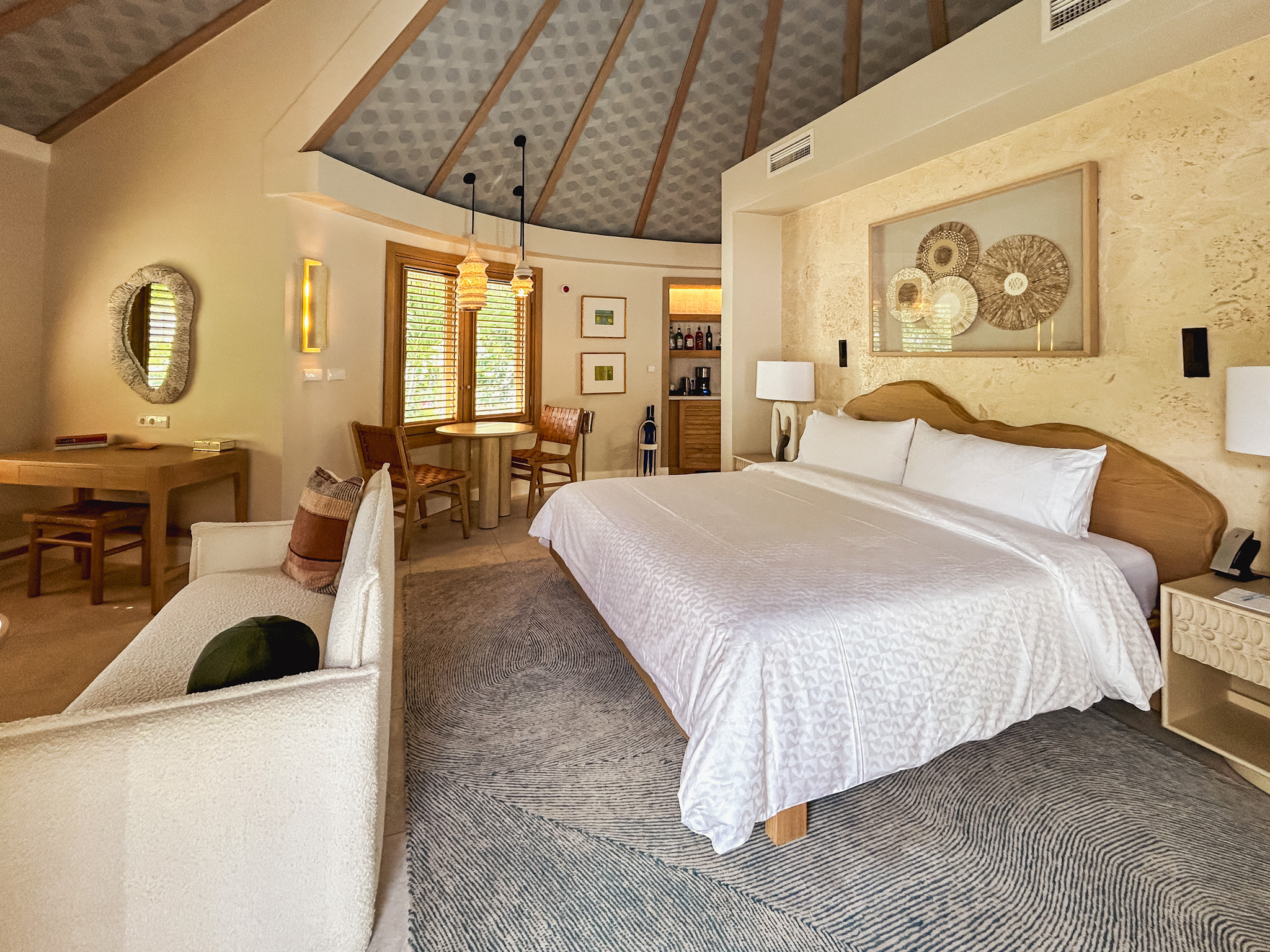 O quarto é amplo, bem decorado e aconchegante O quarto é amplo, bem decorado e aconchegante