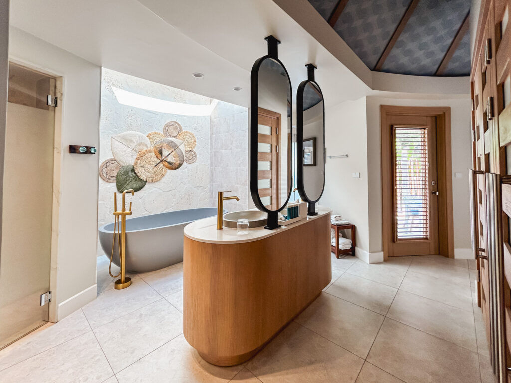 Banheiro da acomodação de categoria Sunchi Swim-up Club Level Beachfront junior Suite with patio tranquility soaking tub