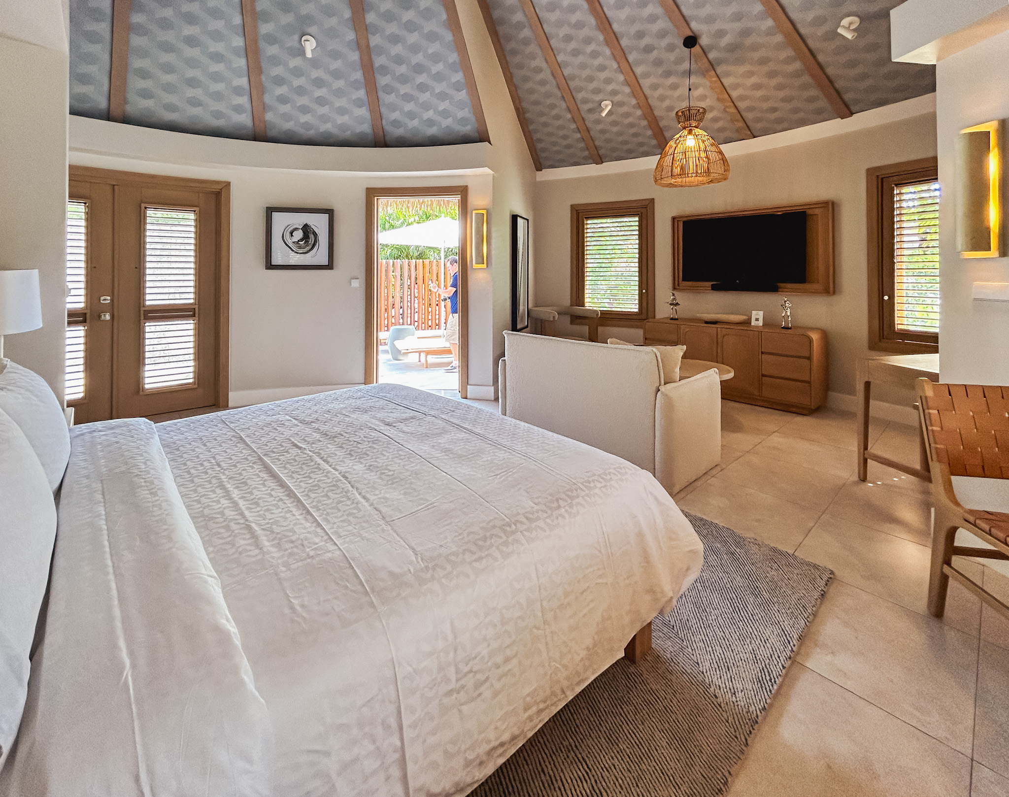 Quarto e sala da acomodação Sunchi Swim-up Club Level Beachfront junior Suite with patio tranquility soaking tub Quarto e sala da acomodação Sunchi Swim-up Club Level Beachfront junior Suite with patio tranquility soaking tub