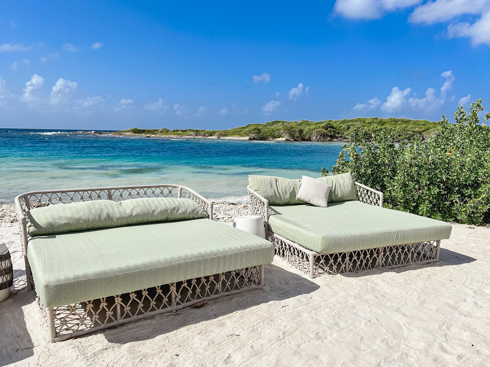 Chaises disponíveis para descanso dos hóspedes na praia Chaises disponíveis para descanso dos hóspedes na praia