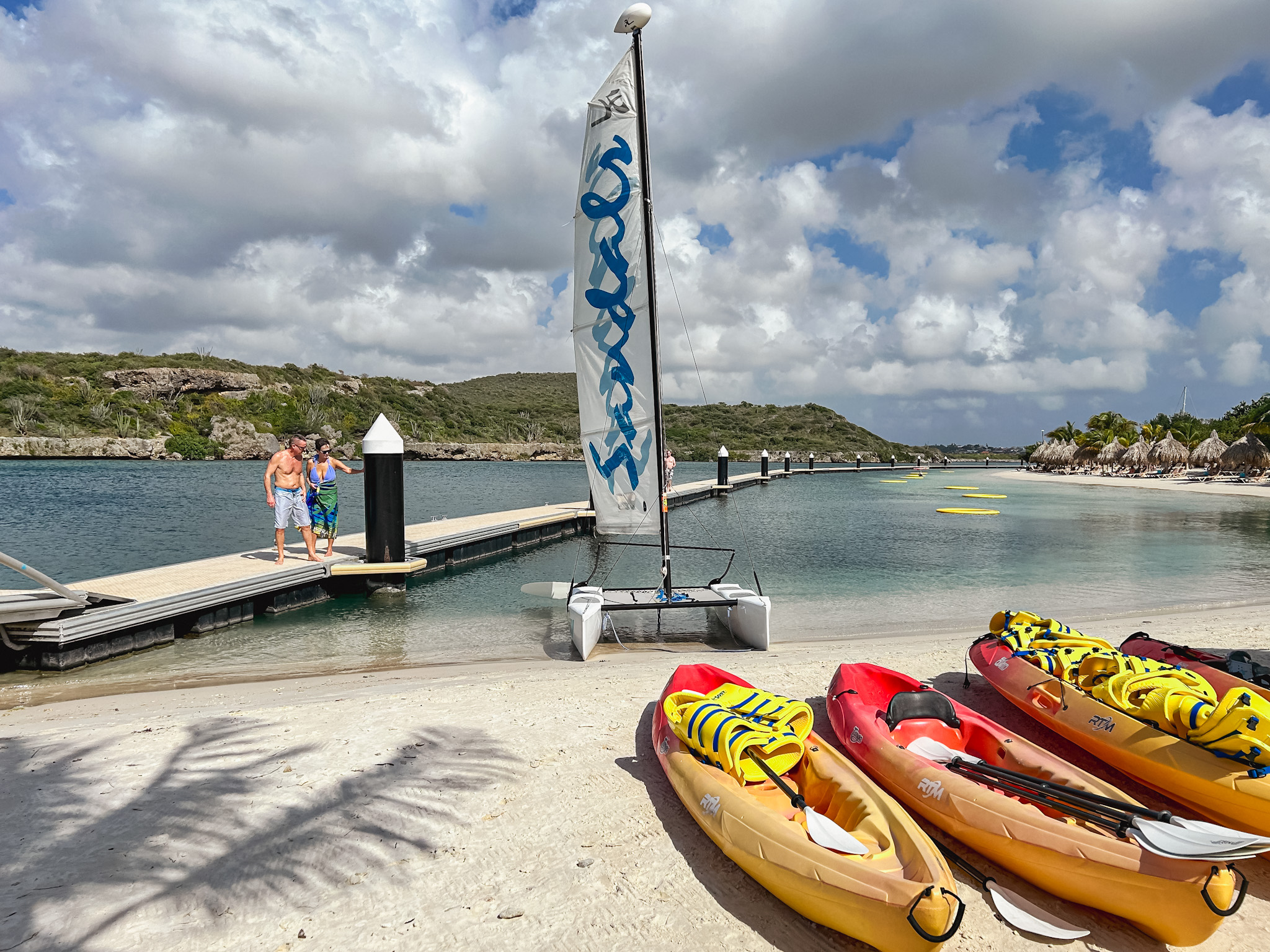 Esportes aquáticos disponíveis na praia do Sandals Royal Curaçao Esportes aquáticos disponíveis na praia do Sandals Royal Curaçao